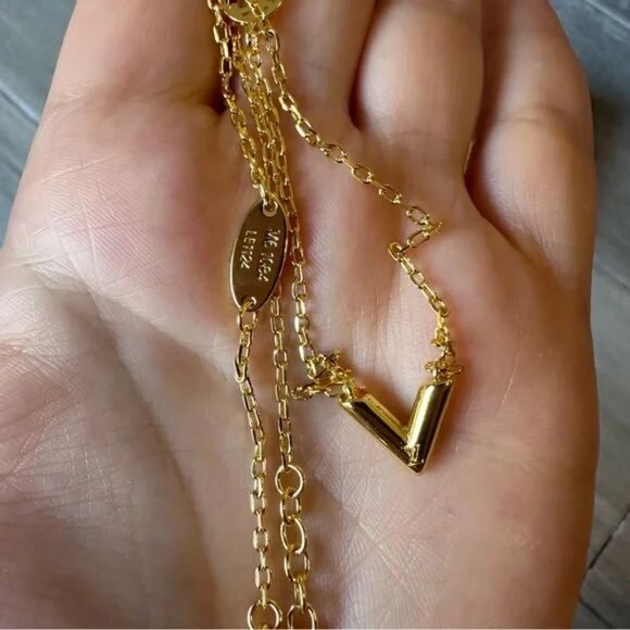 Louis Vuitton Gold Essential V Necklace - Picture 4 of 6